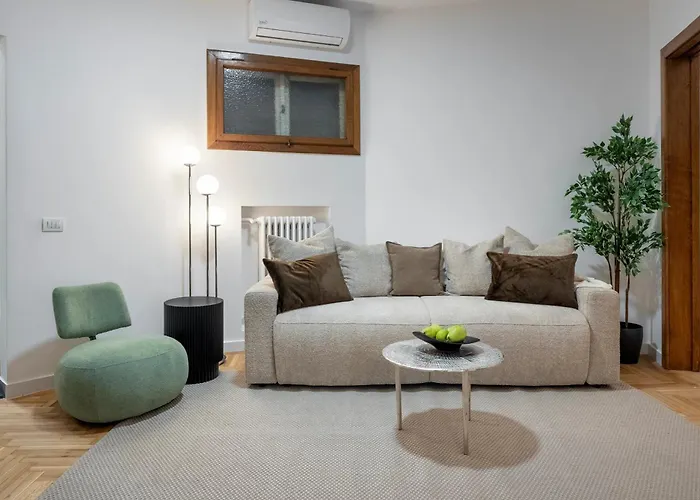 Panoramic Palace & Sala Palatului - 3br شقة *