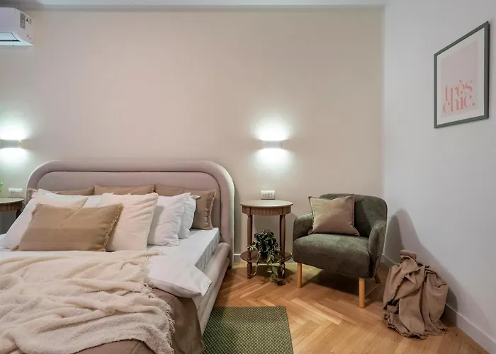 Panoramic Palace & Sala Palatului - 3br شقة *