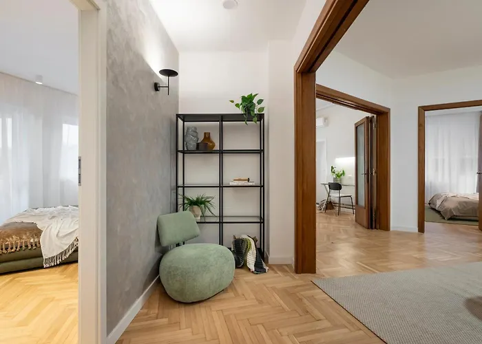 Panoramic Palace & Sala Palatului - 3br شقة